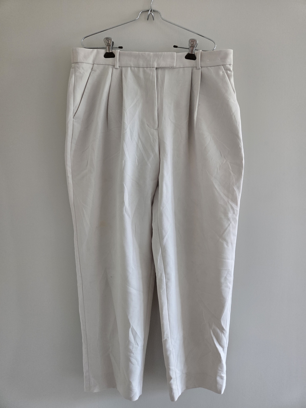 Abercrombie & Fitch soft light cream pleated trousers with belt loop, high waist
